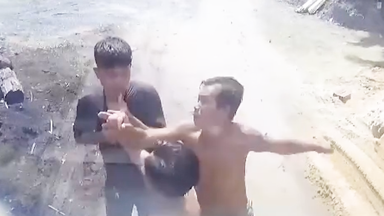 Video: Cán qua đống cát trước nhà dân, tài xế xe tải bị vây đánh