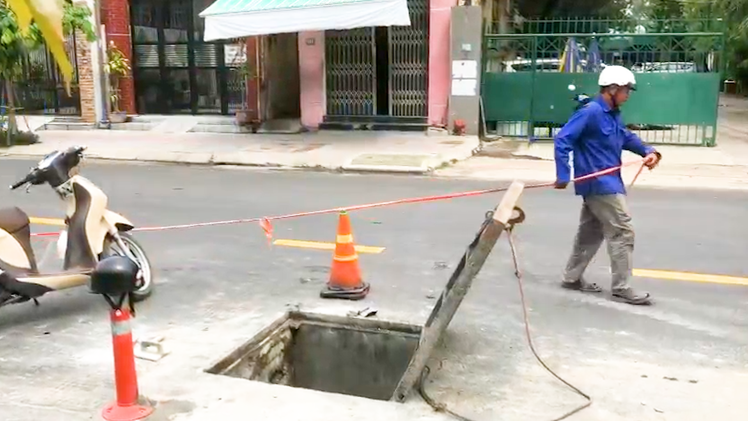Video: Người đàn ông chạy xe máy trên đường bị rơi xuống hố ga sâu 2,5m ở Đà Nẵng