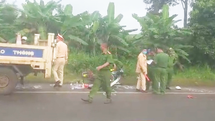 Video: Trên đường đến trường, 2 học sinh đi xe máy va chạm với xe khách, một em tử vong