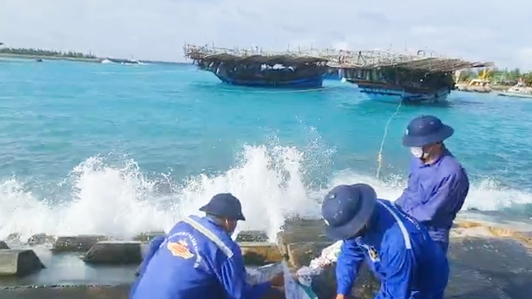 Video: Các âu tàu, làng chài ở Trường Sa đón gần 800 ngư dân vào tránh bão số 4