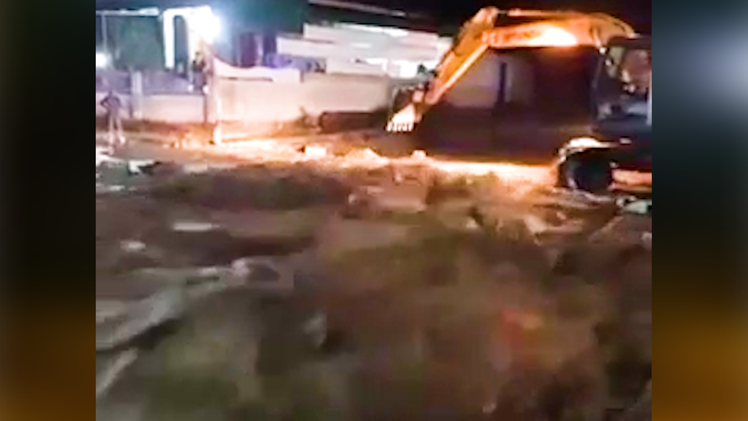 Video: Lũ cuồn cuộn như thác, bùn đất tràn vào nhà người dân ở Nghệ An