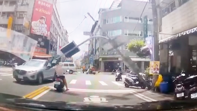 Video: Cột đèn tín hiệu giao thông ngã đè trúng người phụ nữ chờ đèn đỏ