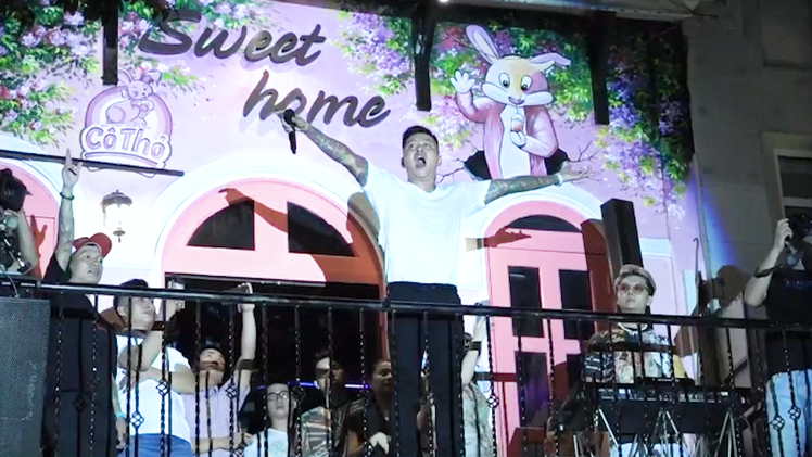 Video: Ca sĩ Tuấn Hưng bị xem xét xử phạt vì tổ chức live show tại ban công nhà riêng
