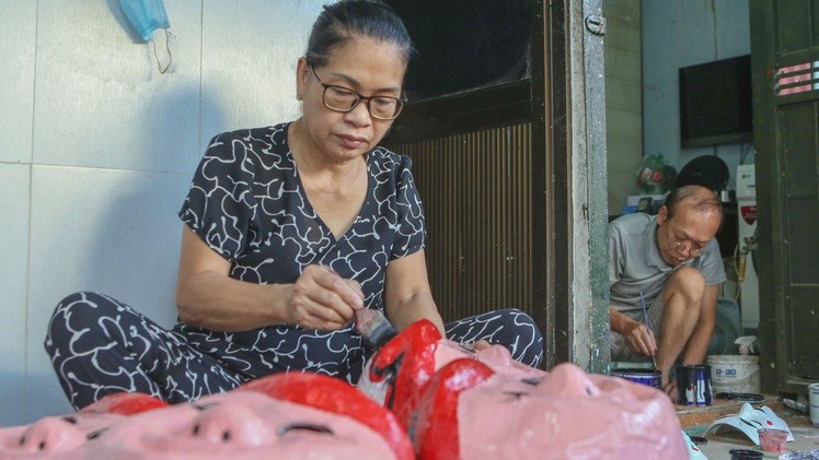 Góc nhìn trưa nay | Nghệ nhân làm mặt nạ giấy bồi cuối cùng ở phố cổ Hà Nội