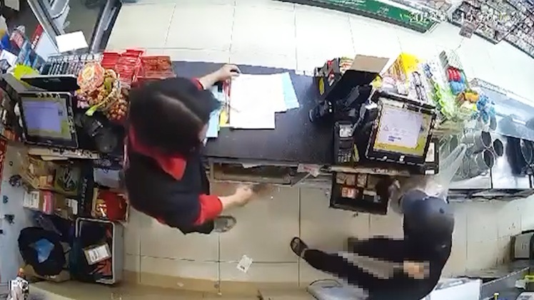 Video:Thanh niên dùng dao cướp bốn cửa hàng tiện lợi ở Hà Nội bị bắt