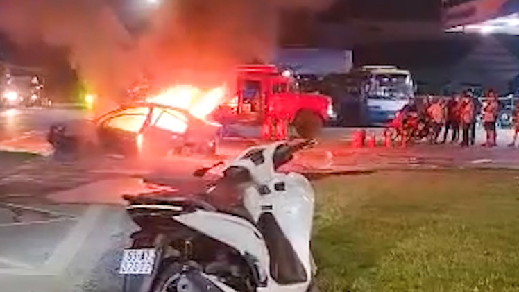 Video: Xe hơi bất ngờ cháy rụi sau khi từ cây xăng chạy ra
