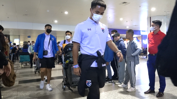 Máy bay chở đội tuyển Thái Lan hạ cánh xuống sân bay Nội Bài chuẩn bị cho trận chung kết lượt đi  AFF Cup