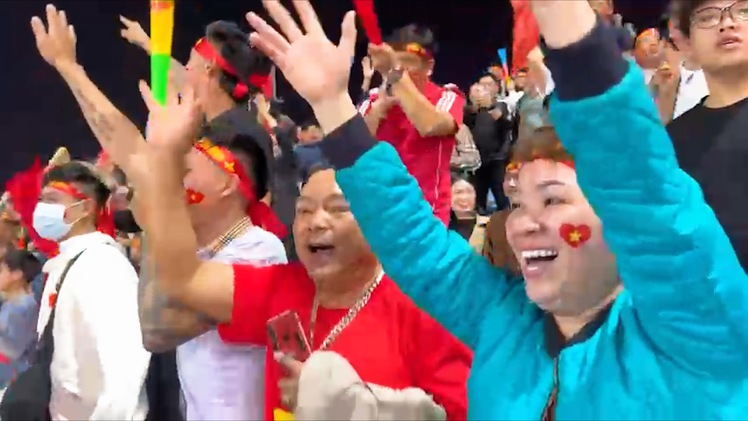 Video: CĐV vừa mừng vừa lo trước trận hòa 2-2 của tuyển Việt Nam trước Thái Lan