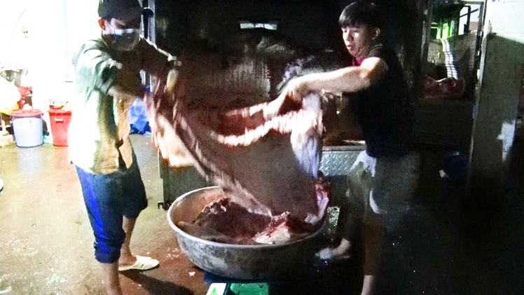 Video: Phát hiện cơ sở giết mổ đưa 1,8 tấn thịt heo chết đi bán ở Bình Dương