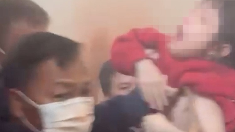 Video: Cắt tường giải cứu cháu bé bị kẹt trong khe hẹp 25cm giữa hai ngôi nhà