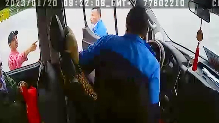 Video: Công an đang làm rõ vụ tài xế xe khách Sơn Tùng bị đánh rách mặt