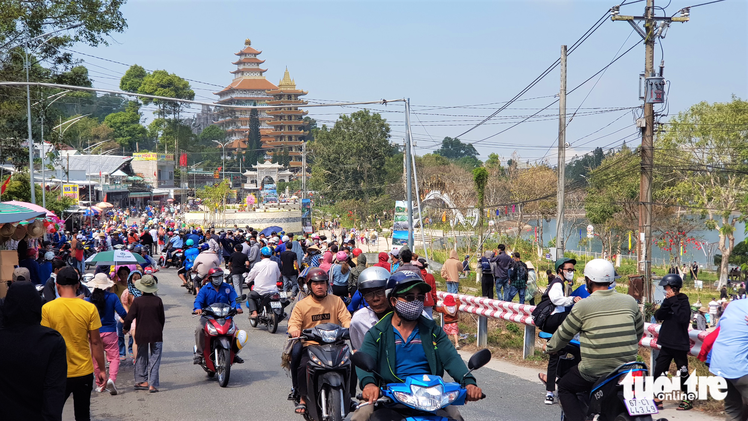 Video: Cáp treo Núi Cấm tăng giá vé lên 350.000 đồng, nhiều người chuyển qua đi xe