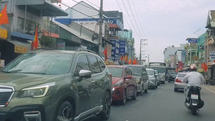 Video: Người dân đổ về vùng Bảy Núi tham quan, hàng ngàn xe nối đuôi nhau trên quốc lộ 91