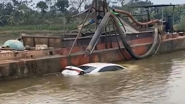 Video: Xe hơi trôi trên sông Hồng, xác minh ban đầu 'chủ xe vay nợ rất nhiều'