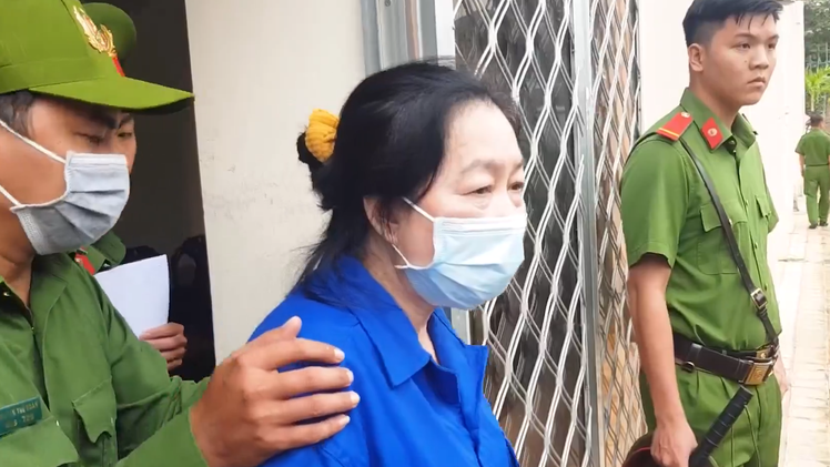 Video: Bà 'trùm buôn lậu' Mười Tường bị phạt 14 năm tù vì buôn lậu đường cát
