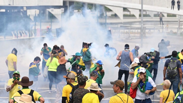 Video: Người biểu tình tràn vào đập phá dinh tổng thống Brazil