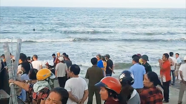 Hai học sinh bị đuối nước ở biển Thừa Thiên Huế, mới tìm được 1 thi thể