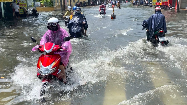 Mưa như trút nước đổ xuống nhiều nơi ở TP.HCM, đường ngập nước mênh mông