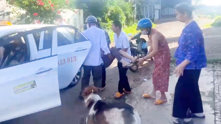 Người phụ nữ nhặt ve chai bị chó cắn, kéo lê trên đường ở Đắk Lắk