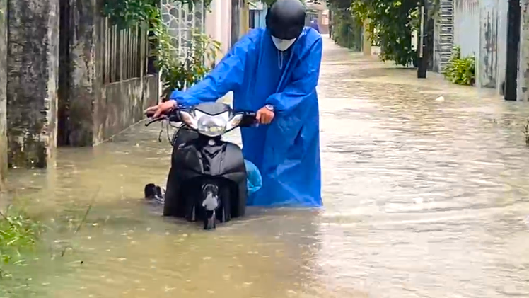 Nhiều nơi ở Quảng Nam ngập nước, cho học sinh nghỉ học