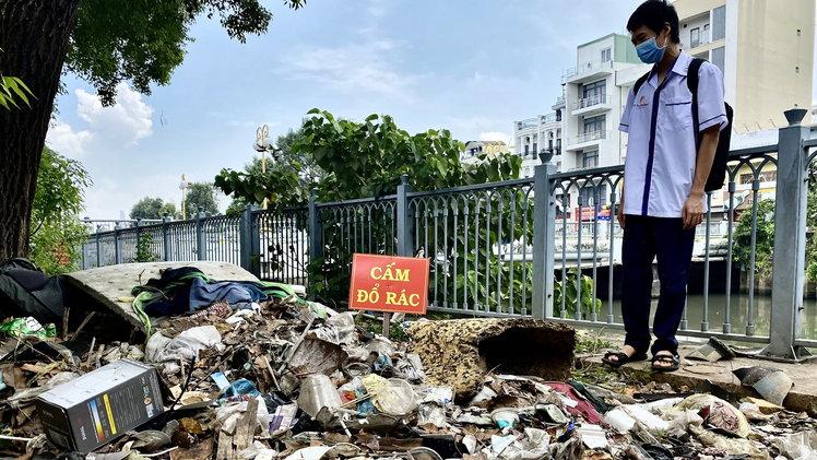 Đủ thứ rác thải tràn lan, gây ô nhiễm dọc kênh Nhiêu Lộc - Thị Nghè