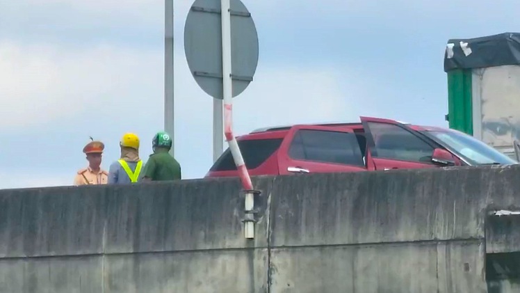 Chủ xe thiệt mạng, nghi do đuổi bắt trộm rồi bị té trên cao tốc ở Thủ Đức