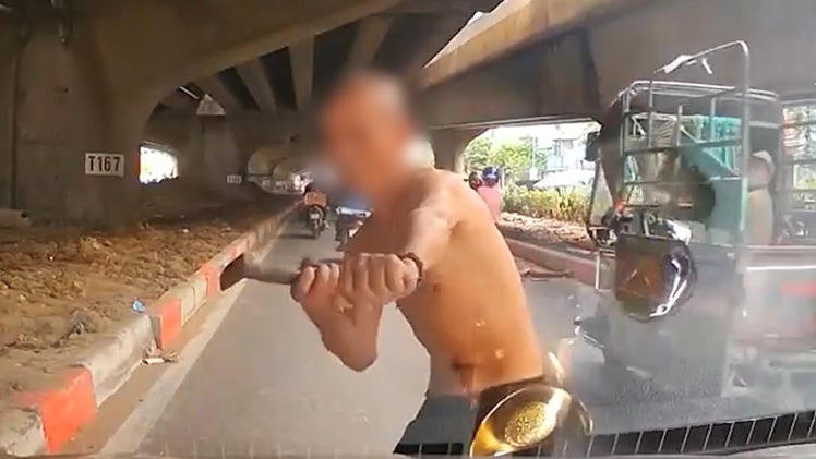 Xác minh hình ảnh người đàn ông cầm dao, búa chặn đầu ô tô gây bức xúc dư luận