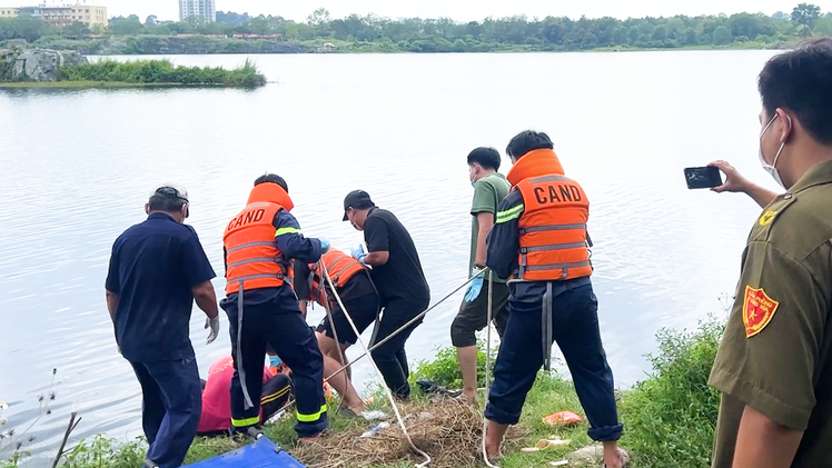 Tìm thấy thi thể nam thanh niên dưới hồ đá làng đại học