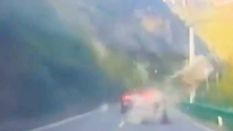 Khoảnh khắc tảng đá khổng lồ từ trên núi rơi xuống đường, suýt trúng hai ô tô