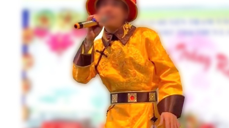 'Giang hồ mạng' Phú Lê mặc trang phục giống vua, tặng quà: Địa phương và nhà trường nói gì?