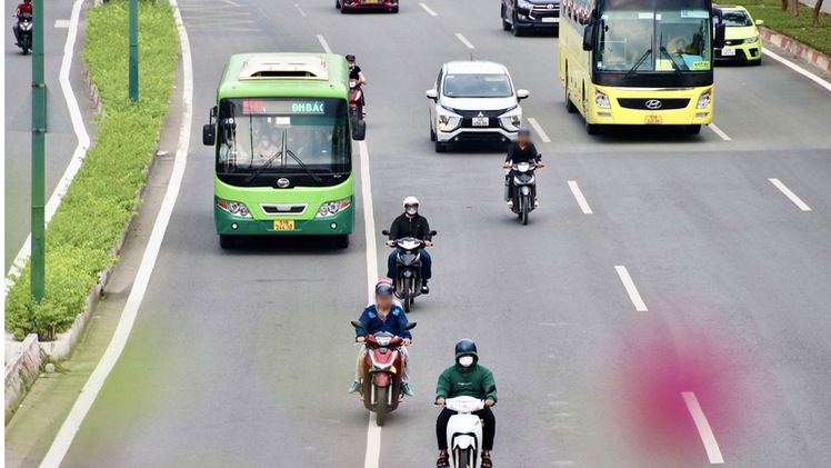Vào giờ cấm, xe máy vẫn phóng vun vút trong làn ô tô đường Phạm Văn Đồng