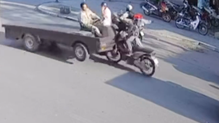Xe 4 bánh tự chế lao vào nhiều xe dừng đèn đỏ, hất bay hai người ở Quảng Ninh