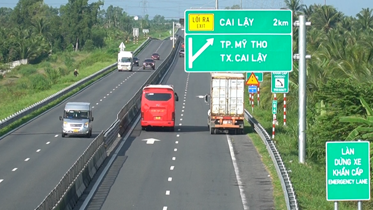 Cao tốc Trung Lương - Mỹ Thuận: điểm dừng khẩn cấp quá hẹp, xe đậu tràn ra ngoài