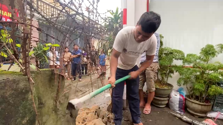 Đập bỏ bức tường gần 50 năm ngăn cách hai con hẻm ở Đà Nẵng