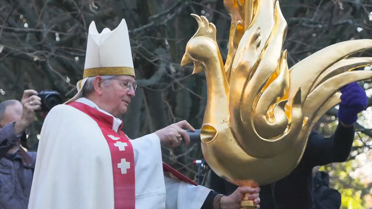 Cận cảnh tượng gà trống vàng mới của nhà thờ Đức Bà Paris