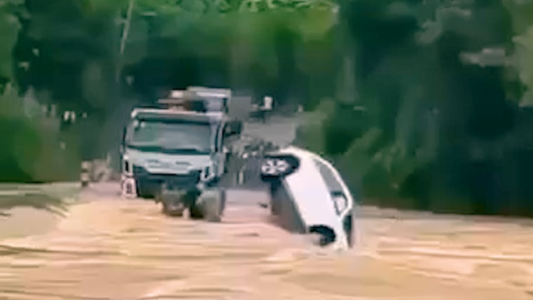 Ô tô bị lũ cuốn trôi khi qua cầu tràn ở Khánh Hòa