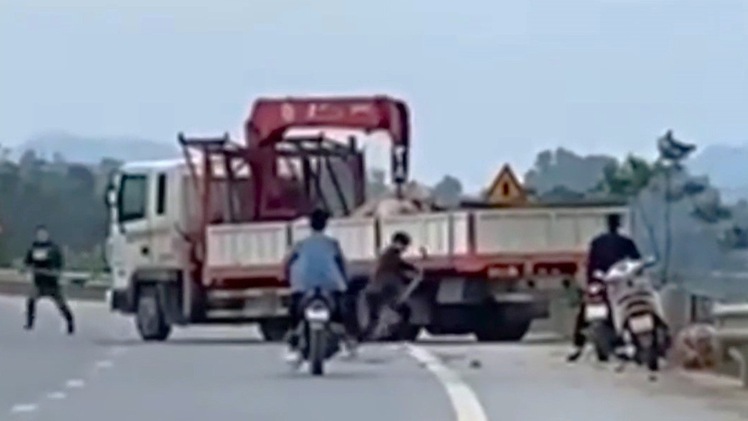 Tạm giữ hai người chặn đường đập vỡ kính xe tải trên quốc lộ