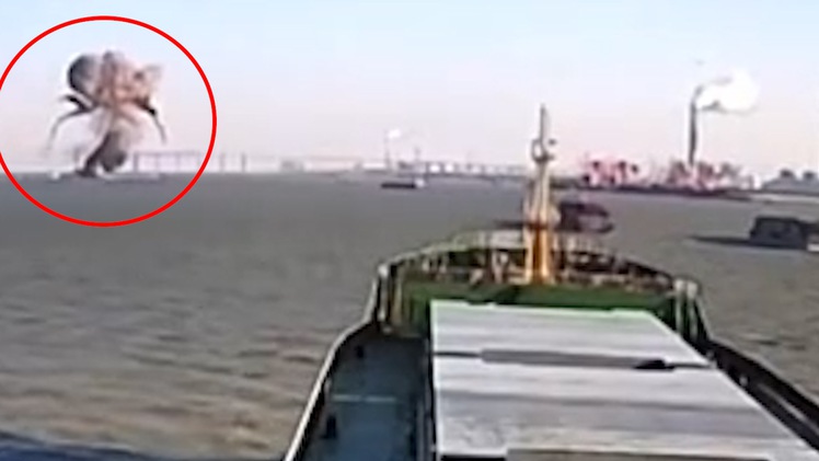 Khoảnh khắc tàu chở dầu phát nổ, bốc cháy trên sông Dương Tử