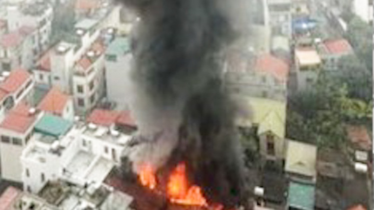 Cháy nổ, khói lửa bao trùm nhà dân ở Hà Nội