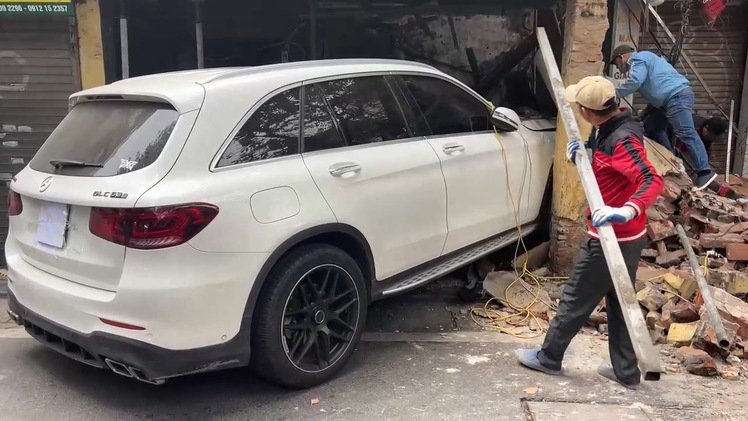 Ô tô Mercedes do nữ tài xế cầm lái tông sập một phần căn nhà cổ trên phố Hàng Bạc ở Hà Nội