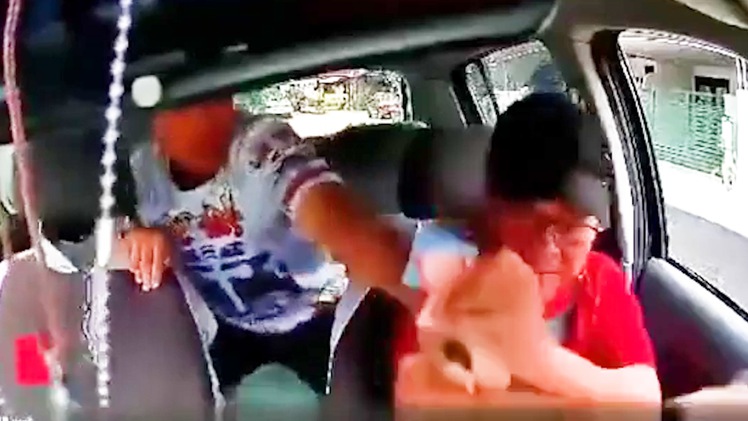 Camera ghi cảnh tài xế taxi bị cướp dùng dao đâm ngay trên ghế lái