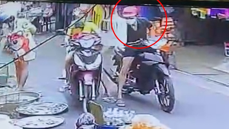 Camera ghi cảnh cô gái bị thanh niên cướp giật điện thoại