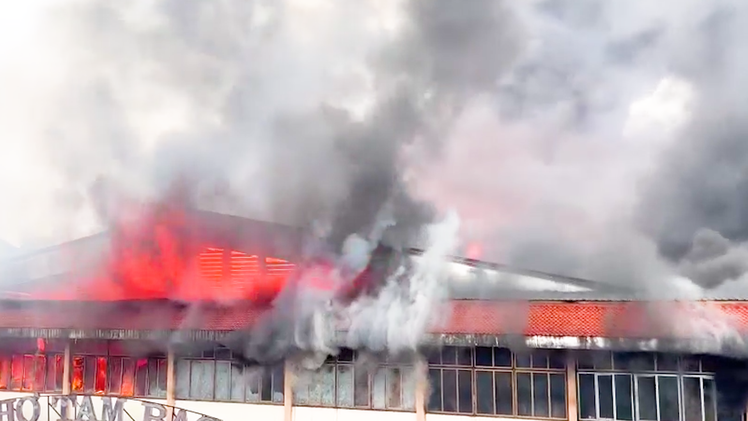 Video: Chợ Tam Bạc ở Hải Phòng cháy lớn, tăng cường xe chữa cháy của Hải Dương, Thái Bình sang dập lửa