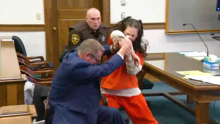 Video: Hy hữu nữ bị cáo tấn công luật sư bào chữa cho mình tại tòa
