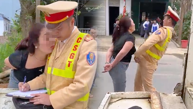 Video: Công an tạm giữ người phụ nữ chửi bậy, đòi 'hôn cảnh sát giao thông cho đến chết'