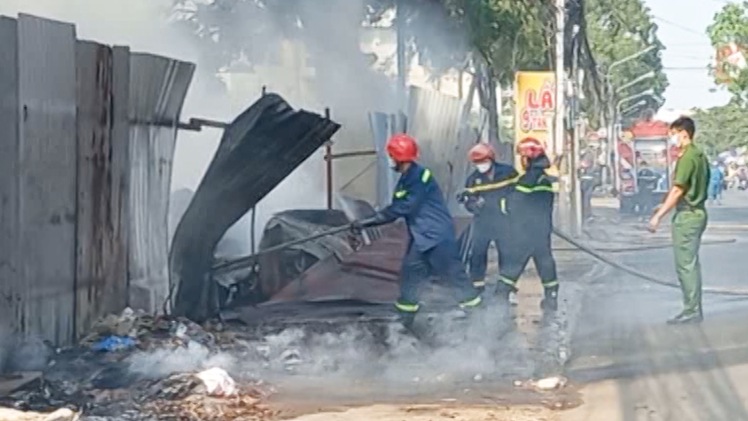 Video: Cháy bãi rác tự phát ở Đồng Nai, hơn 200 hộ dân mất điện