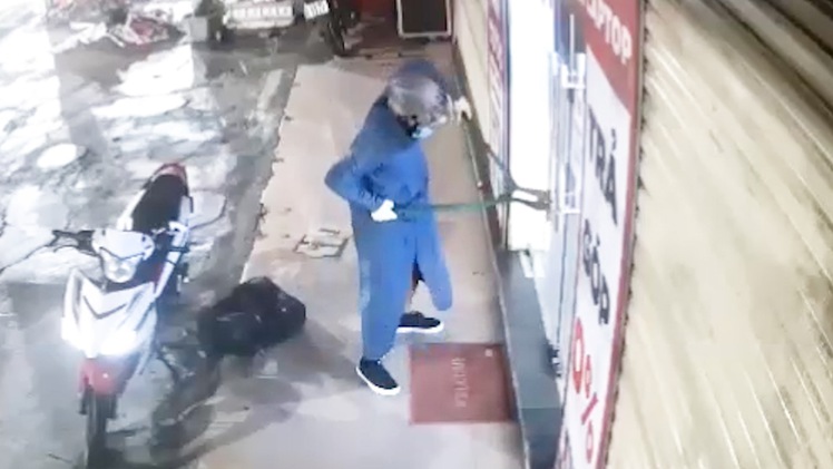 Video: Cảnh sát hình sự Đà Nẵng bắt nghi phạm đột nhập cửa hàng FPT trộm gần 1,2 tỉ đồng