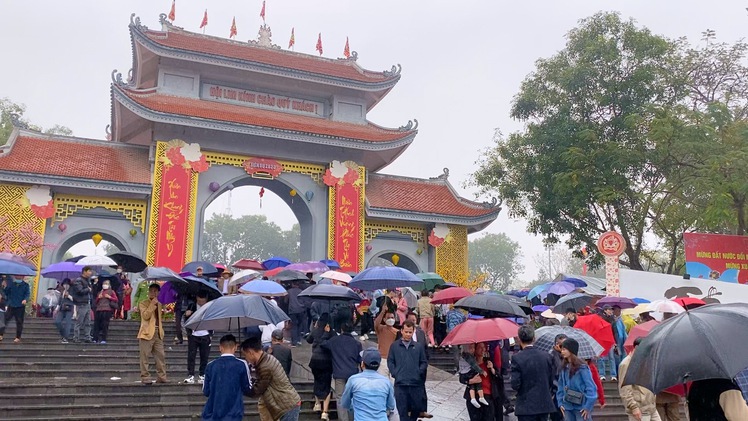 Video: 'Biển người' đội mưa dự hội Lim; Hát quan họ, vẫn vô tư nhận tiền 'lì xì' của du khách
