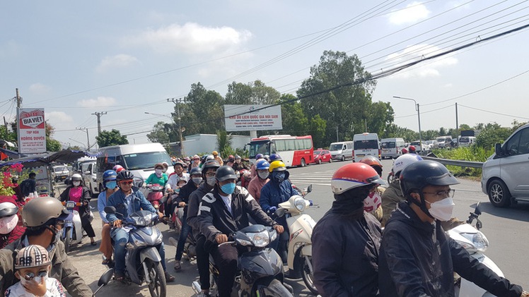 Video: Hàng ngàn người miền Tây chen chúc đi cúng chùa trong ngày rằm tháng giêng