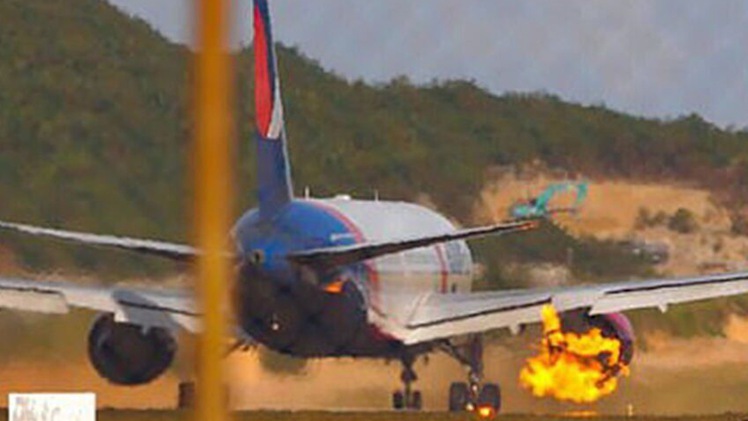 Video: Máy bay chở 321 người cháy động cơ, nổ bánh khi cất cánh